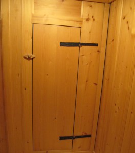 Porte d’armoire avec anciennes charnières et tournet en bois.